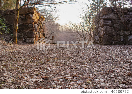 城堡廢墟石牆 46580752