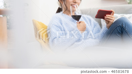 觀看智能手機的婦女 46581678