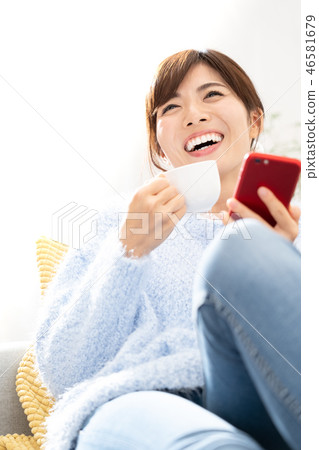 觀看智能手機的婦女 觀看智能手機的婦女 46581679