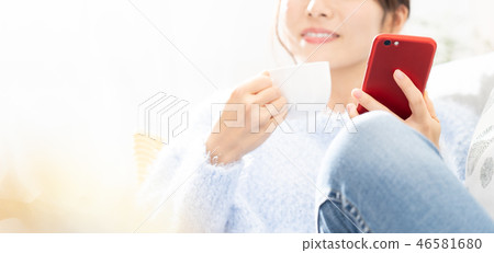 觀看智能手機的婦女 觀看智能手機的婦女 46581680