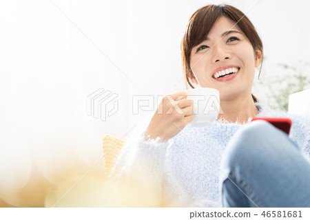 觀看智能手機的婦女 觀看智能手機的婦女 46581681
