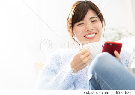 觀看智能手機的婦女 觀看智能手機的婦女 46581682