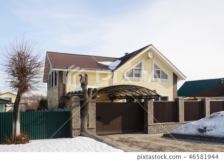 Beautiful cottage in early spring Beautiful cottage in early spring 46581944