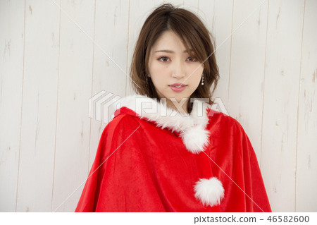 聖誕老人服裝的一名婦女 聖誕老人服裝的一名婦女 46582600