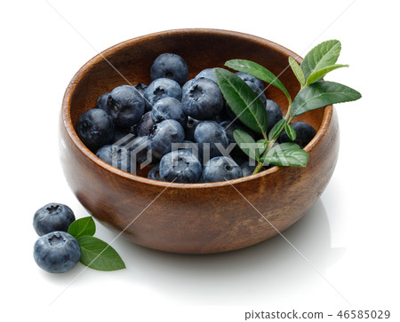 Fresh blueberries in a wooden bowl with leaves 46585029