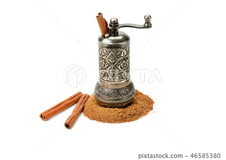 Rolled bark and cinnamon powder and hand mill 46585380