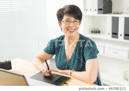 Office, graphic designer concept - Business woman holding digital tablet, drawing the sketch Office, graphic designer concept - Business woman holding digital tablet, drawing the sketch 46586121