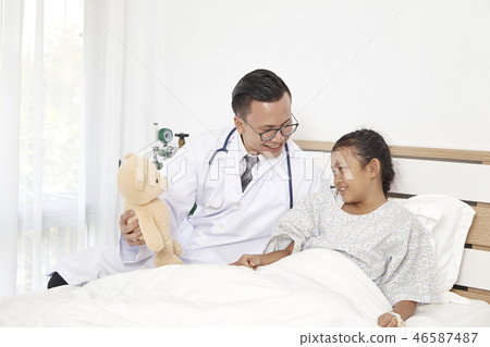 Little girl and doctor in hospital 46587487