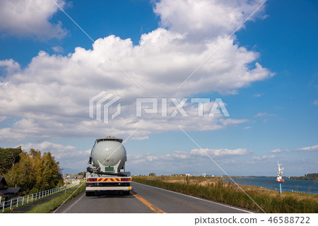 沿著堤防道路 岐阜縣海津町 運行的坦克車 照片素材 圖片 圖庫