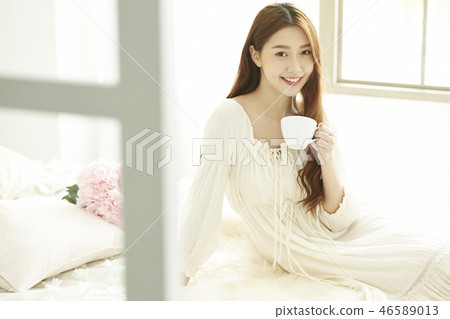 Woman relax 46589013