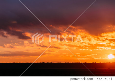 Sun At Sunset  Sunrise Sky. Bright Dramatic Sky With Clouds. Yel 46593071
