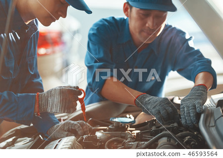 Auto mechanic working in garage 46593564