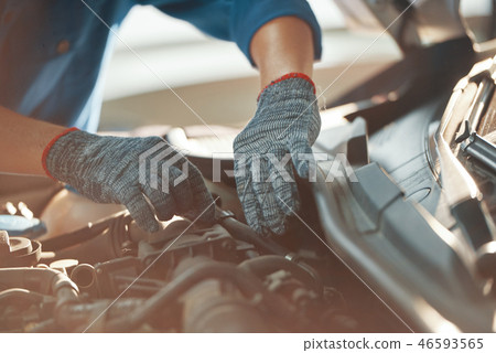 Mechanic repairing a car 46593565