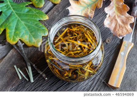 Preparation of a herbal tincture from oak bark 46594869