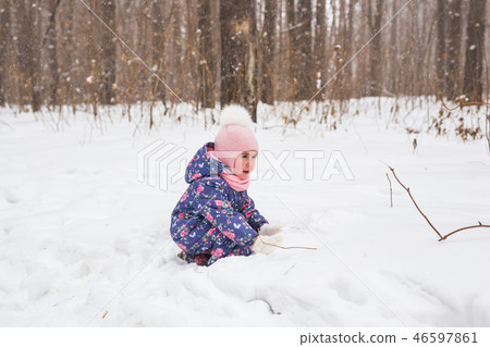 Family and nature concept - Beautiful little girl playng in the park Family and nature concept - Beautiful little girl playng in the park 46597861