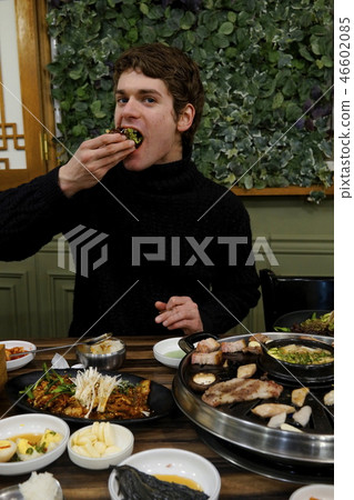 匈牙利外國人吃培根 匈牙利外國人吃培根 46602085