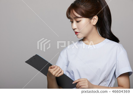 婦女秀麗圖像顏色後面 46604369