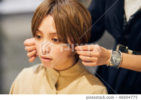 Woman at the hairdresser shortcut 46604775