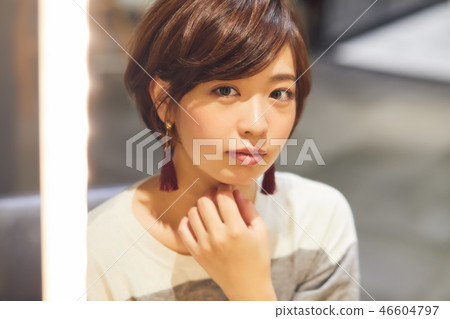 Shortcut woman portrait 46604797