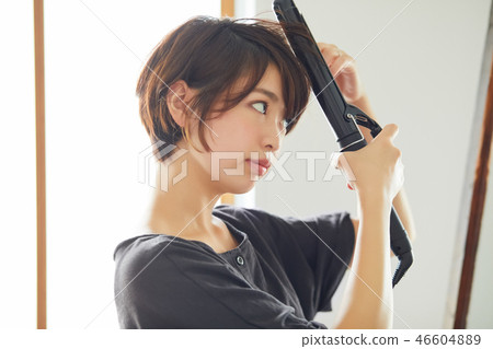 做頭髮的婦女設置了捷徑 做頭髮的婦女設置了捷徑 46604889