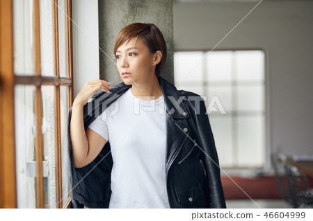 Shortcut woman portrait Shortcut woman portrait 46604999