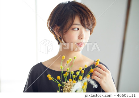 一個與花生活在一起的女人 一個與花生活在一起的女人 46605111