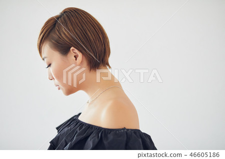 Shortcut woman portrait 46605186