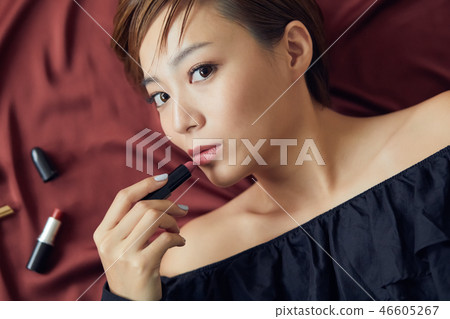 Woman doing makeup Shortcut 46605267
