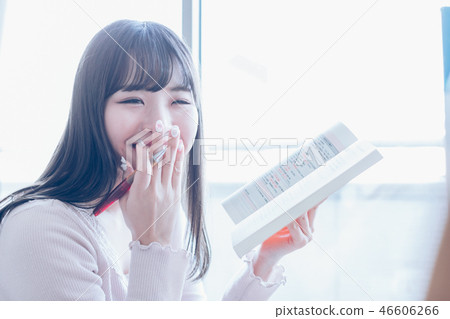 young woman      46606266