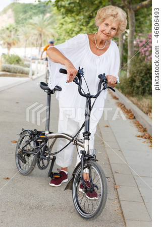 Elderly woman going to biking Elderly woman going to biking 46606493