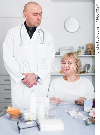 MAture woman and doctor 46607857