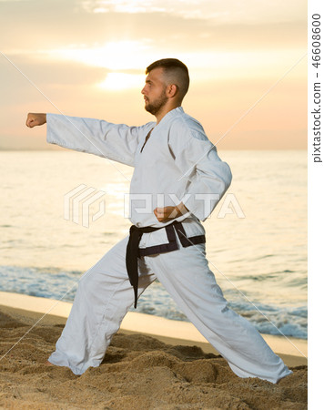 Sportsman is training the Kokutsu-dachi stance 46608600