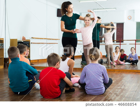 Children studying ballet 46608854