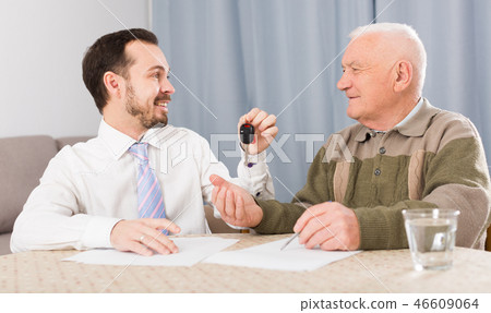 Old man and man signed contract car lease 46609064