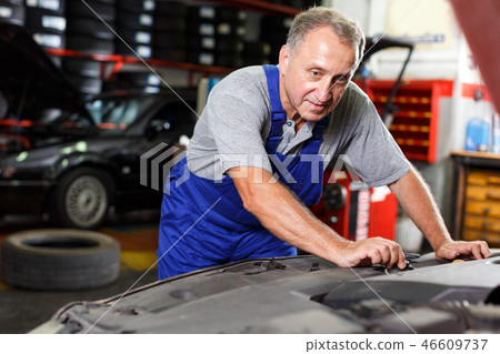 Mechanic engaged in car repair Mechanic engaged in car repair 46609737