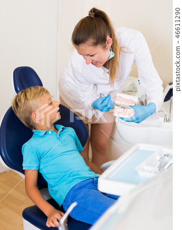 Professional in uniform is telling about hygiene 46611290