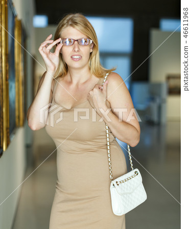 Woman trying to see picture 46611968