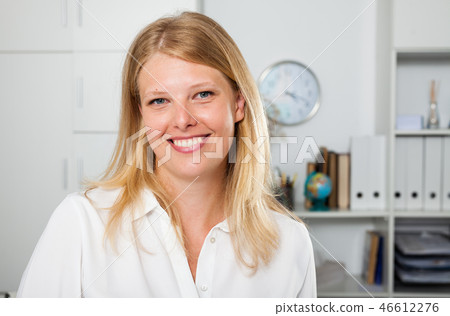 Portrait of confident businesswoman 46612276