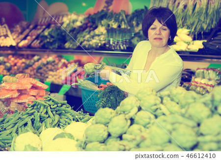 Mature woman buying fresh vegetables 46612410