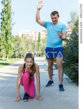 Girl ready to start running Girl ready to start running 46612705