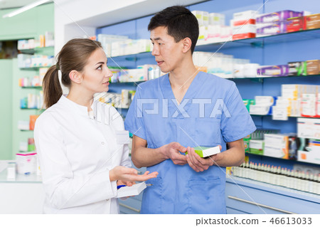 Glad man and woman is standing with medicines Glad man and woman is standing with medicines 46613033