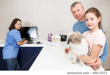 Woman veterinarian consulting family with dog Woman veterinarian consulting family with dog 46613071