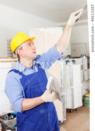 Builder puttying walls Builder puttying walls 46613265