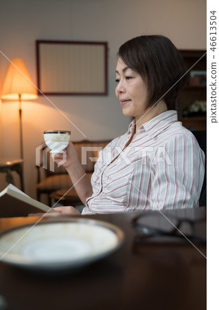 A woman reading 46613504