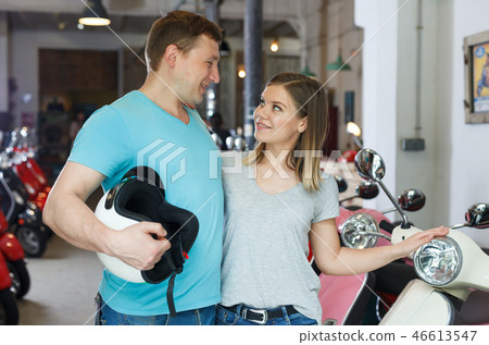 Portrait couple who is satisfied of shopping 46613547