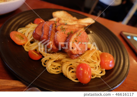 Tasty Spaghetti on the luxury plate Tasty Spaghetti on the luxury plate 46616117