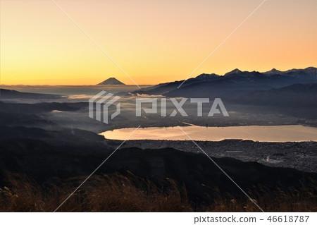 Su訪湖+雲海+富士山在從Takabochi高原採取的早晨太陽在聖誕節 Su訪湖+雲海+富士山在從Takabochi高原採取的早晨太陽在聖誕節 46618787
