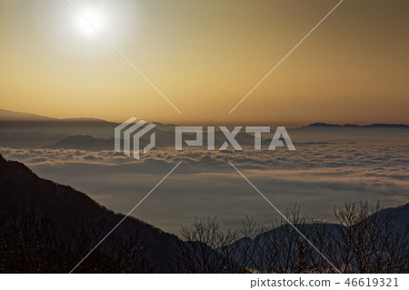The sunrise and sea of clouds seen from the Southern Alps, Sensui Pass The sunrise and sea of clouds seen from the Southern Alps, Sensui Pass 46619321