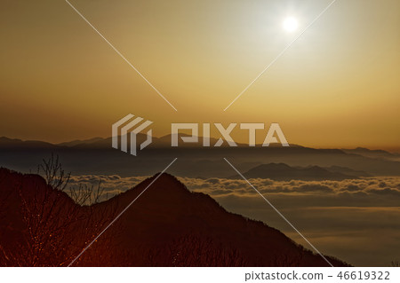 從南阿爾卑斯山看見的雲彩日出和海，Sensui通行證 46619322