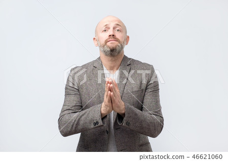 Please help me now. Bearded mature man need a help. 46621060